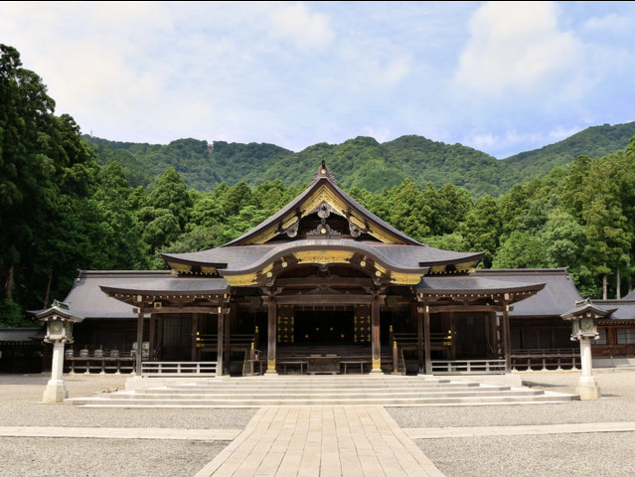 「新潟彌彦神社」神聖な